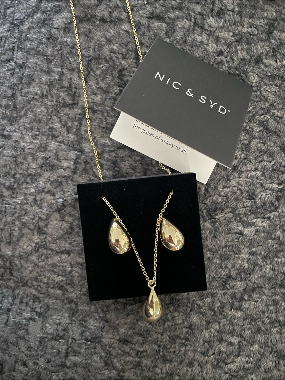 Gold Teardrop Necklace and Earring Set